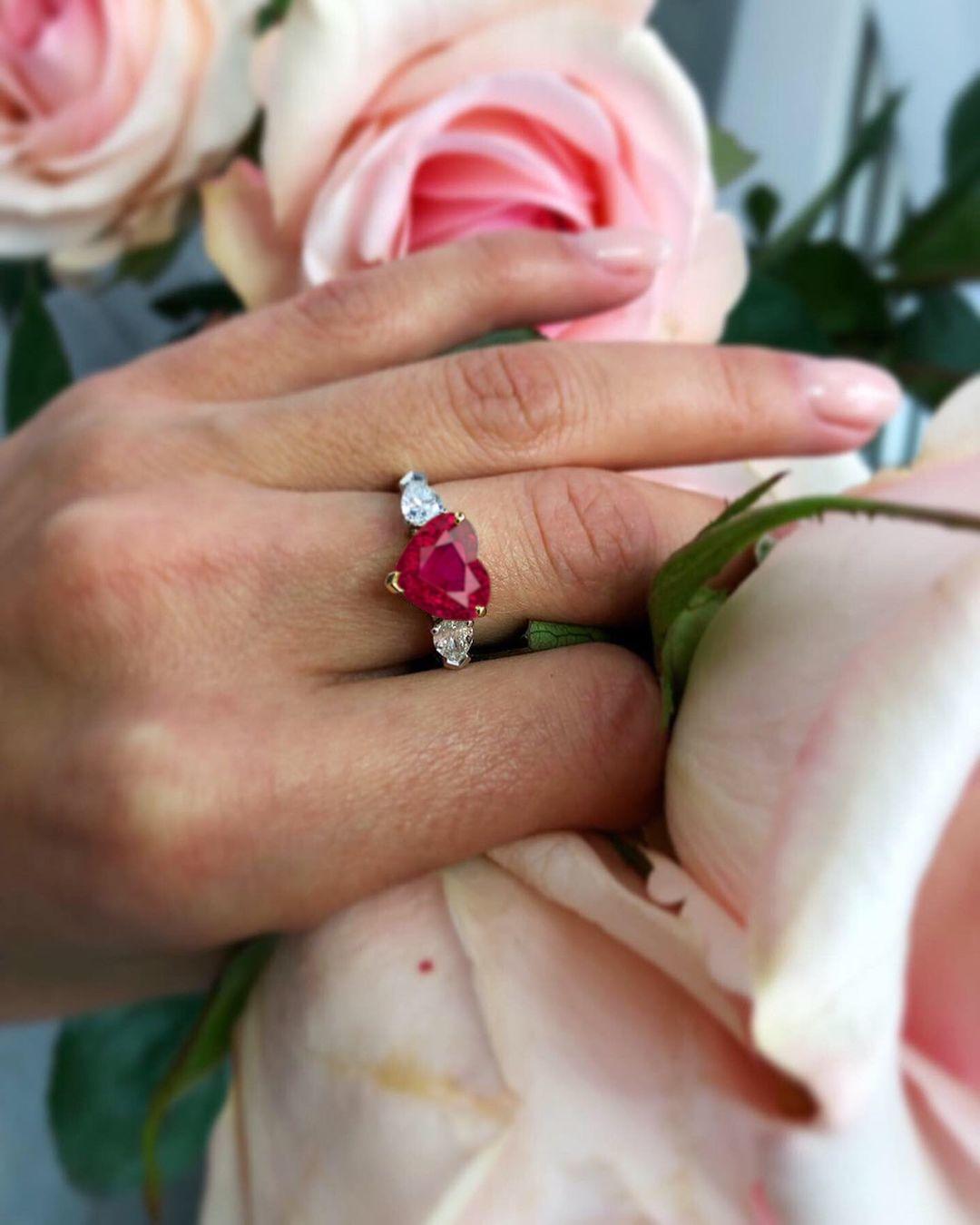 Anillo de rubí rojo vivo de Birmania en forma de corazón de 2 quilates certificado por el GIA en Nuevo estado para la venta en Chicago, IL
