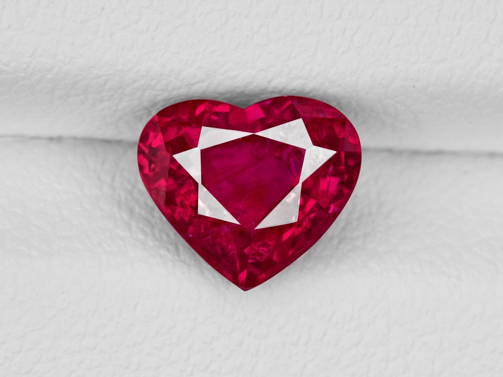 Femenino o masculino Anillo de rubí rojo vivo de Birmania en forma de corazón de 2 quilates certificado por el GIA en venta