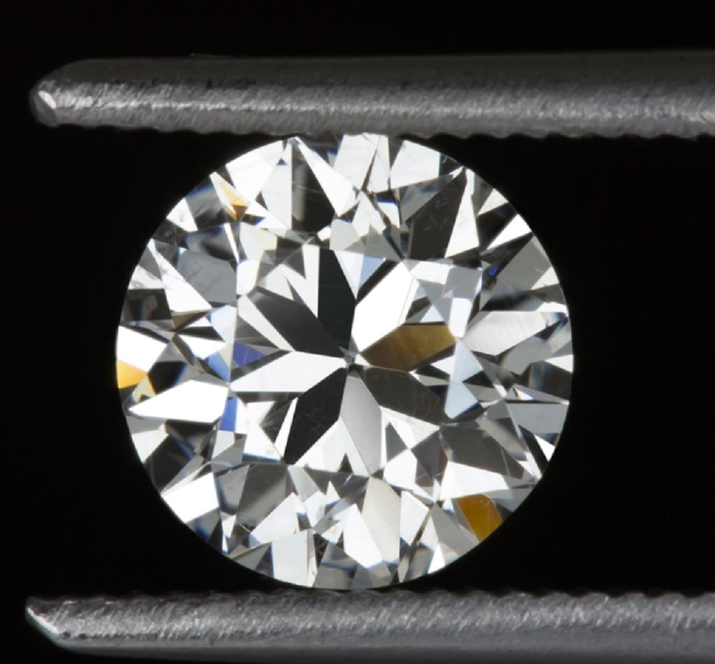Este exquisito anillo antiguo presenta un impresionante diamante de talla europea antigua de 3,48 quilates certificado por el GIA, engastado en un elegante solitario de platino.

Con una graduación J de color, el diamante ofrece un tono cálido y