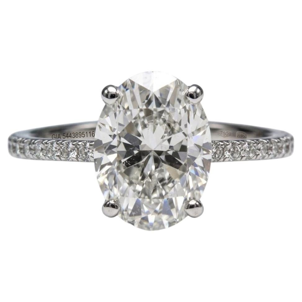 Anillo de compromiso con un diamante de 2 quilates de talla oval certificada por el GIA, en oro blanco de 14k