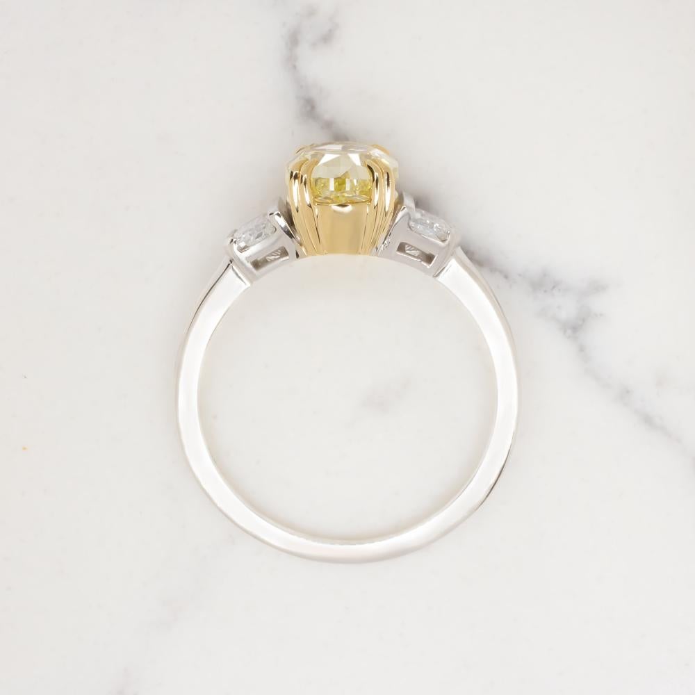 GIA Certified 2 Carat Oval Cut Fancy Yellow Diamond  White and Yellow Gold Ring In New Condition For Sale In Rome, IT