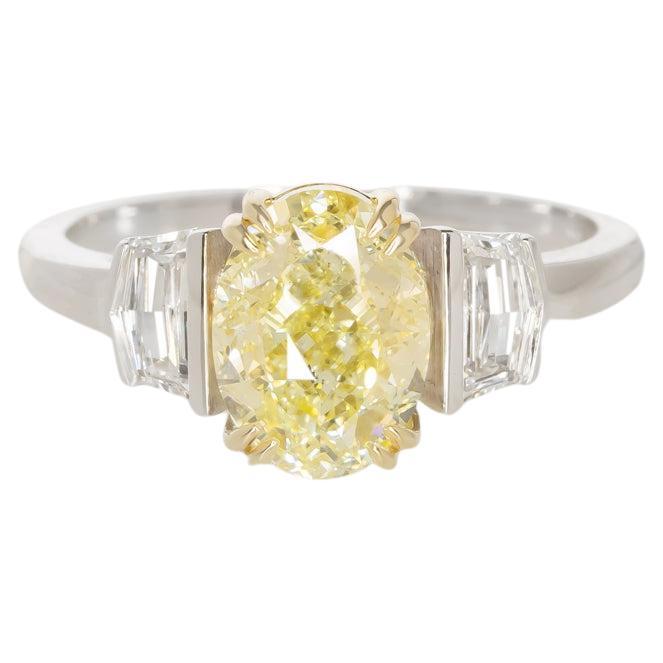 Diamante giallo fantasia con taglio ovale da 2 carati certificato GIA  Anello in oro bianco e giallo