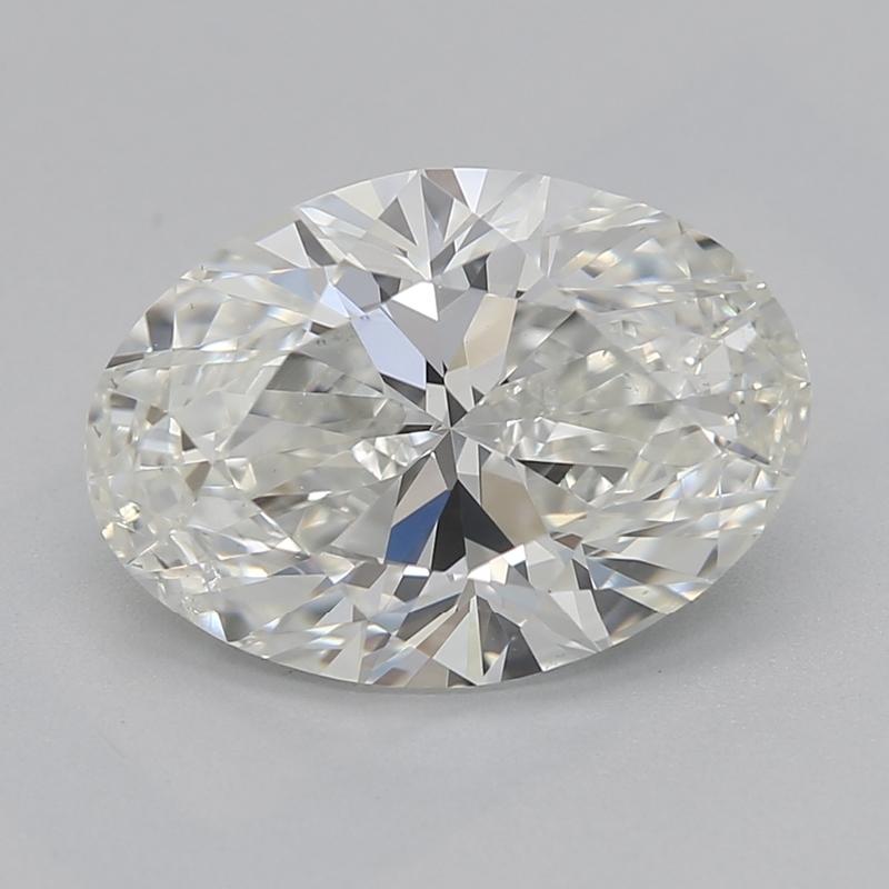Eleva la tua collezione di gioielli con questo splendido anello con diamante dotato di una notevole pietra centrale ovale H SI2 2. Incastonato in un raffinato design a griffe in rilievo, il centro è completato da una serie di diamanti tondi taglio