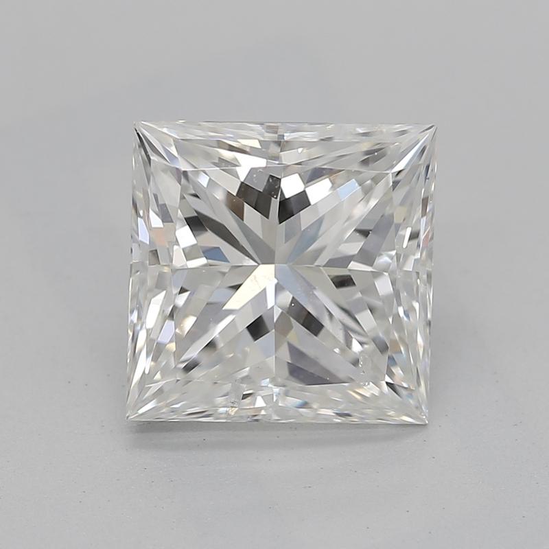 Eleva tu colección de joyas con este exquisito anillo de diamantes con un cautivador diamante princesa en su centro, que pesa 2 y exhibe un brillante H y un excepcional SI2. El engaste de cuatro puntas en forma de cesta doble realza su encanto,