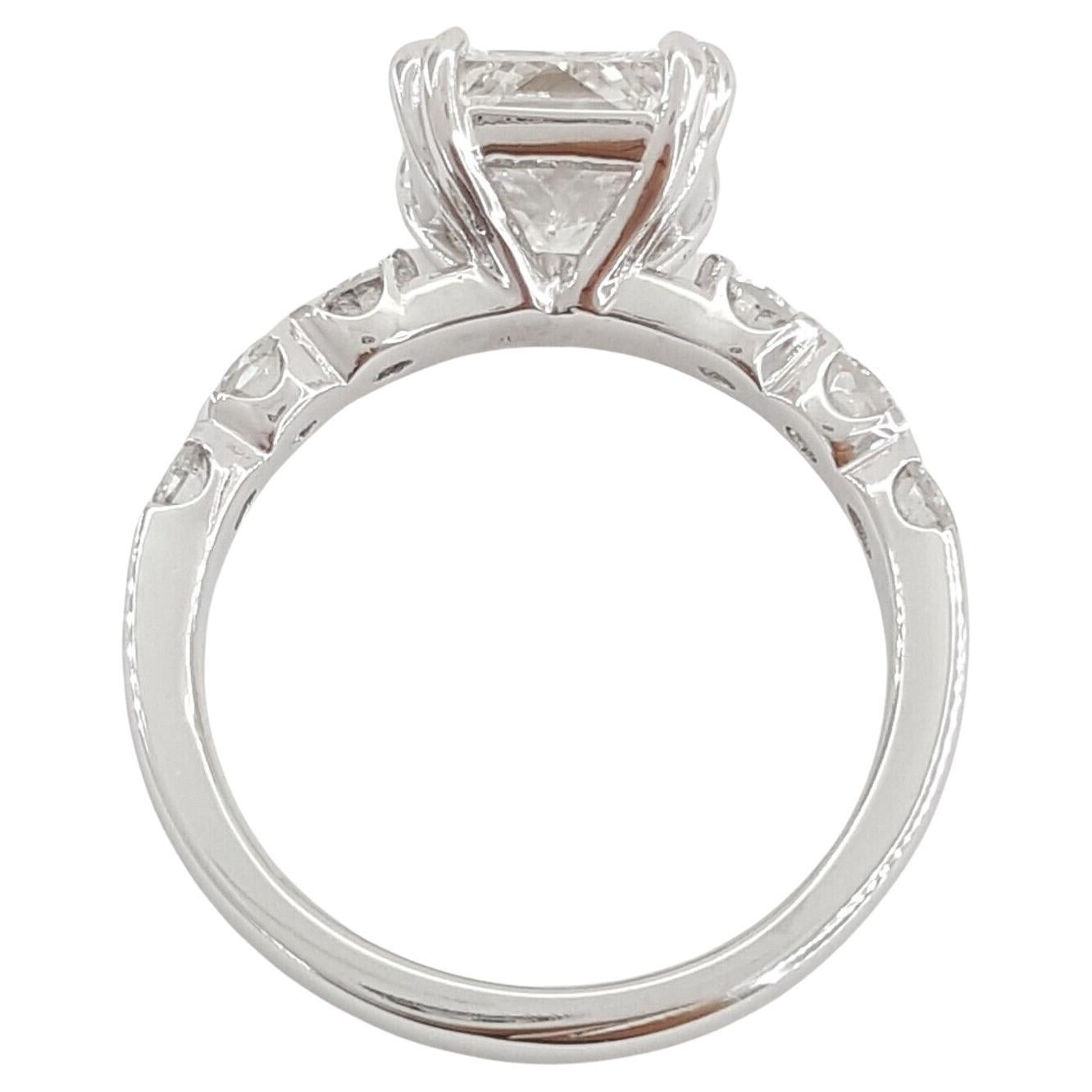 Ein außergewöhnlicher GIA-zertifizierter Diamant im Brillantschliff mit einem Gewicht von 2,06 ct, Farbe: E, Reinheit: VS2. Der zentrale Diamant hat eine sehr gute Politur, gute Symmetrie und keine Fluoreszenz. 

 Ausgezeichneter Glanz und