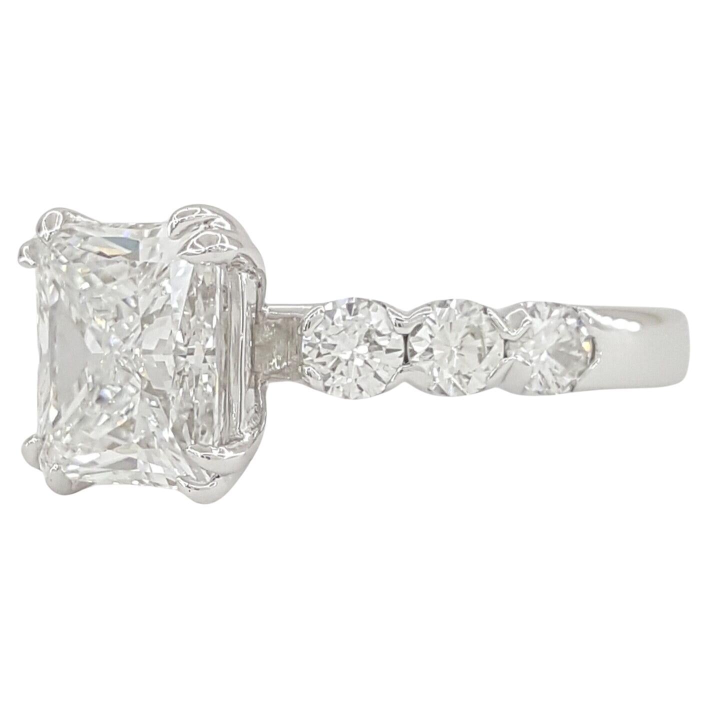 Taille émeraude Bague en platine avec diamant radiant de 2 carats certifié par le GIA  en vente
