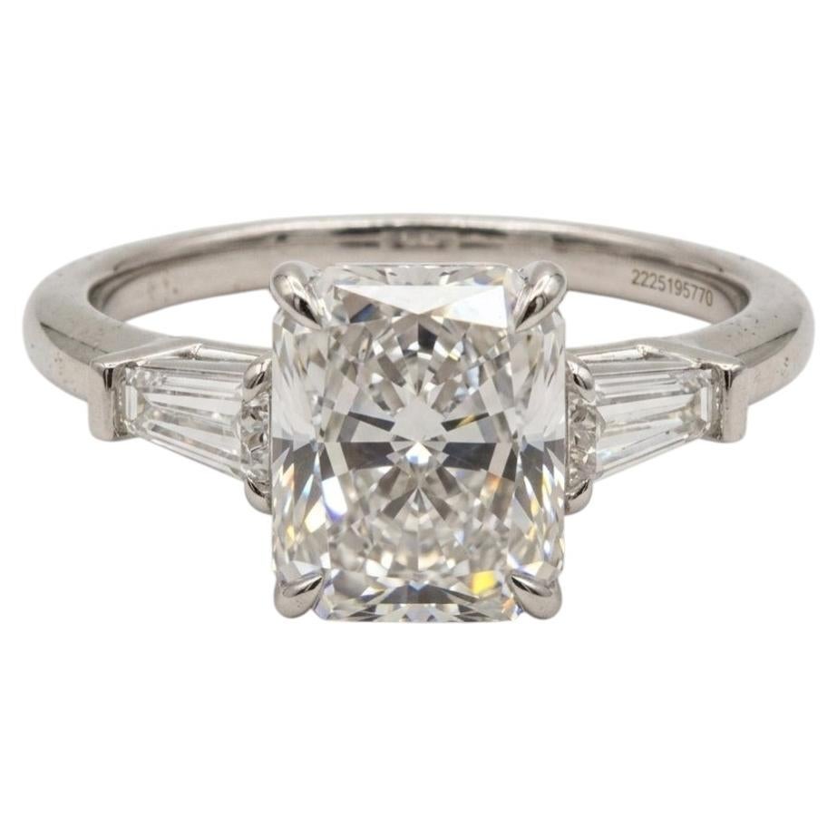 Bague de fiançailles à trois pierres en diamant de 2 carats de taille radiante certifiée par le GIA