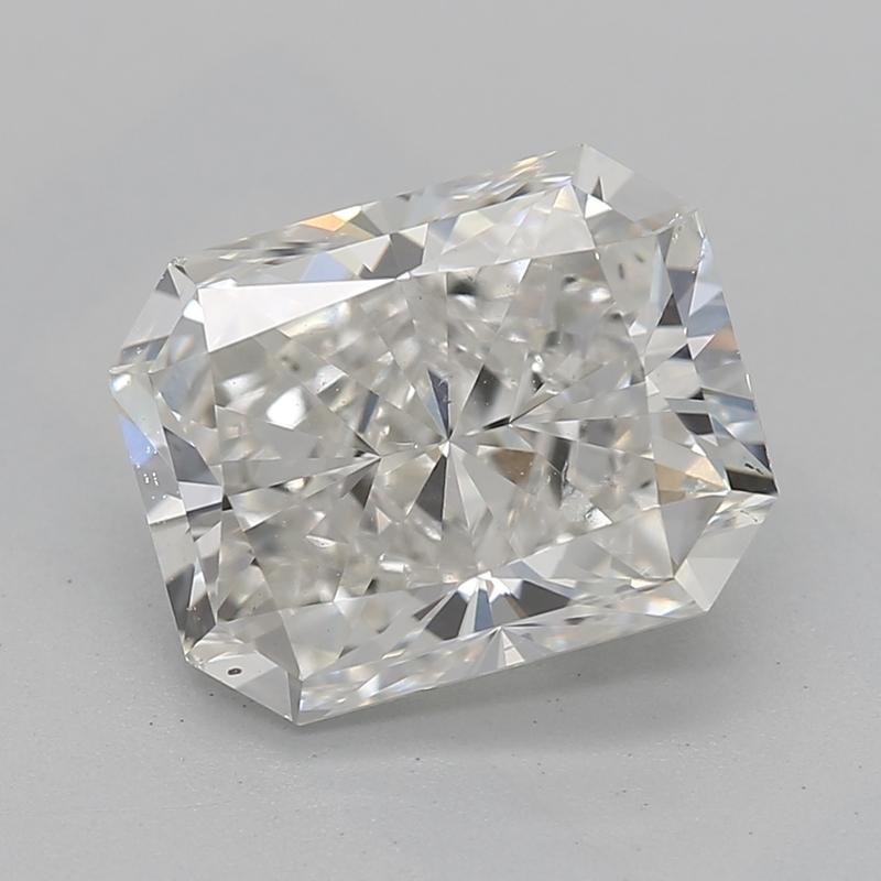 Hecho a mano en Nueva York, este exquisito anillo de diamantes es un notable testimonio de elegancia y artesanía, con una impresionante piedra central radiante I VS2 2. Engarzado en lujoso oro blanco, el diseño es una armoniosa mezcla de