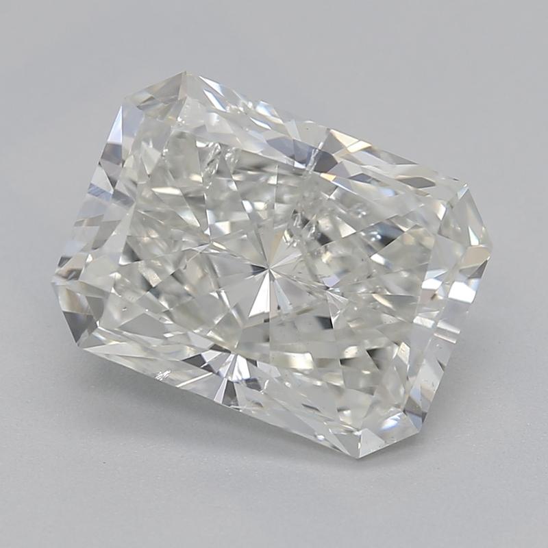 Un anello con diamante radiante con una splendida pietra centrale di forma radiante, del peso di 2 e certificata per la sua eccezionale qualità con I e SI2. Questo squisito pezzo è realizzato in lussuoso platino, con un'intricata incastonatura a più