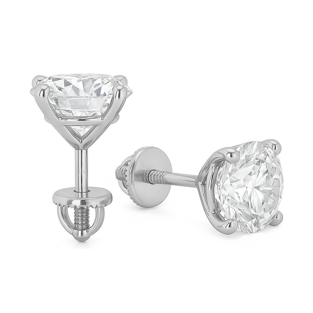 L'eleganza sobria incontra l'artigianato senza tempo in questo splendido paio di orecchini con diamanti, con due diamanti tondi e brillanti certificati GIA per un peso complessivo di 2 carati.

Ogni diamante viene selezionato a mano per il suo