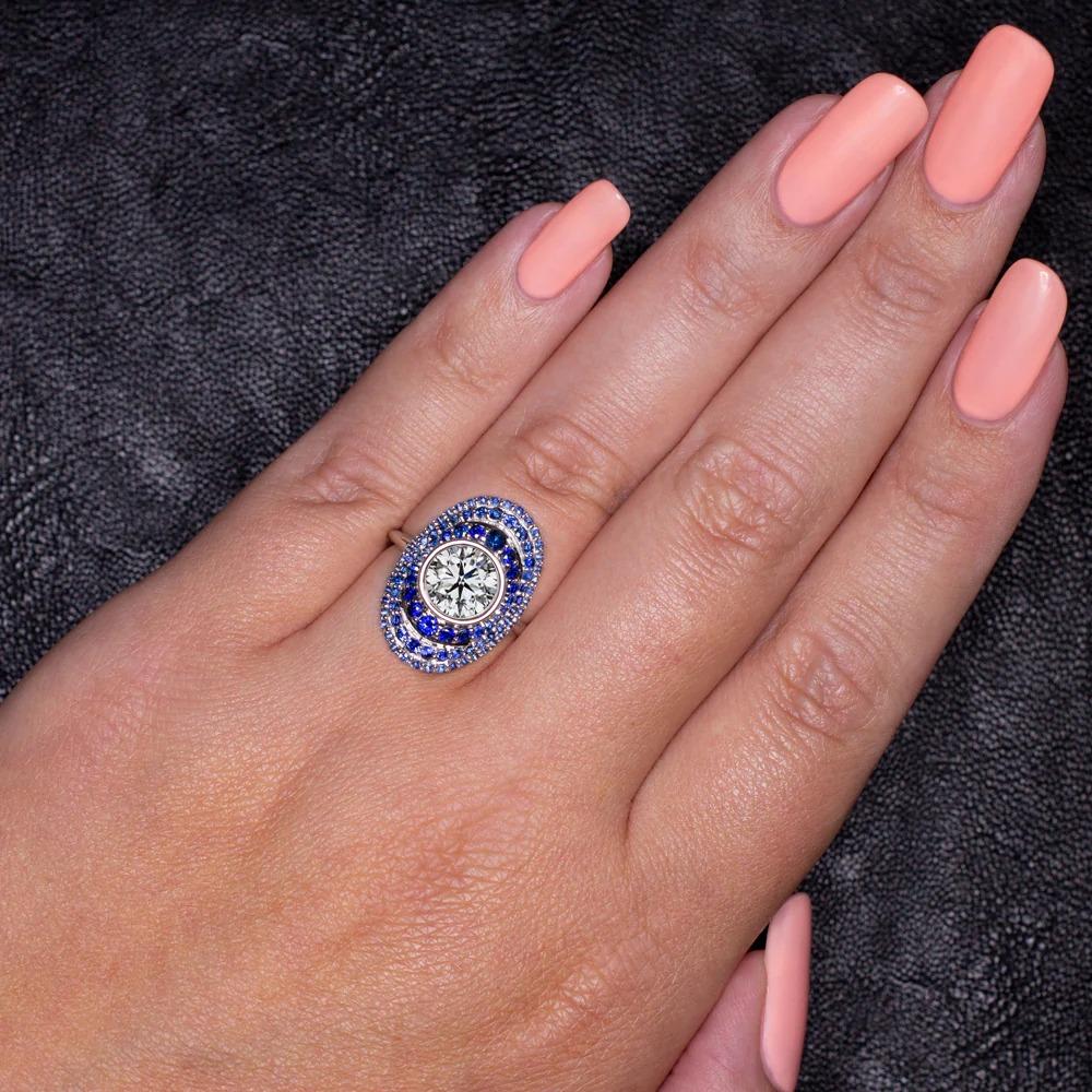 Moderne GIA Certified 2 Carat Round Cut Blue Sapphire Pave Ring (Bague pavée de saphirs bleus certifiés GIA) en vente