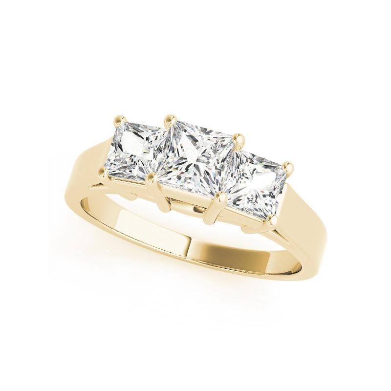 Taglio princess GIA Certified 2 Carat Three-Stone Princess Cut Anello di diamanti in oro giallo 18K in vendita