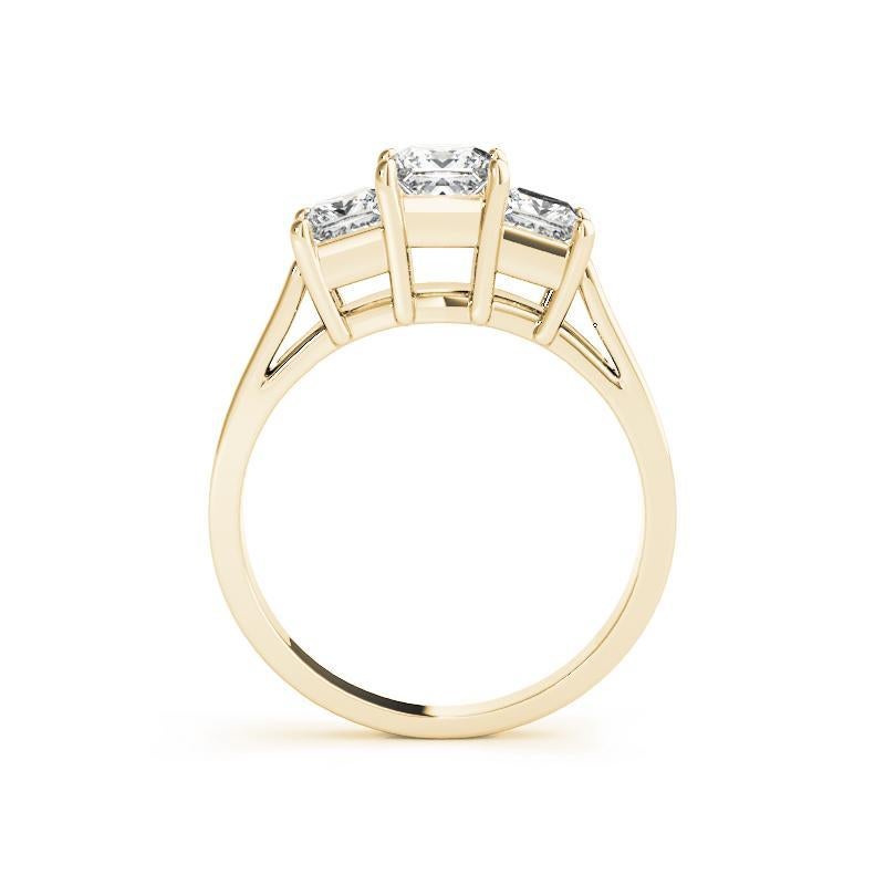 GIA Certified 2 Carat Three-Stone Princess Cut Anello di diamanti in oro giallo 18K In condizioni Nuovo in vendita a New York, NY