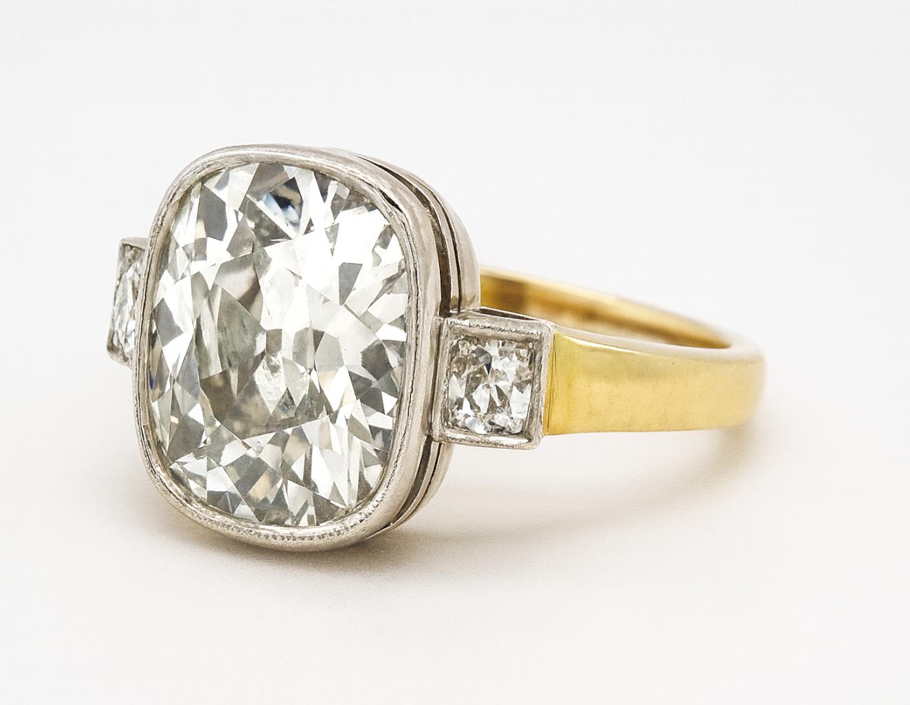 Cette bague exquise présente un diamant moderne taillé de main de maître dans le style romantique de l'Old Mine Brilliante, faisant écho au charme et au caractère des pierres précieuses du XIXe siècle. En son cœur se trouve un diamant de 2 carats,