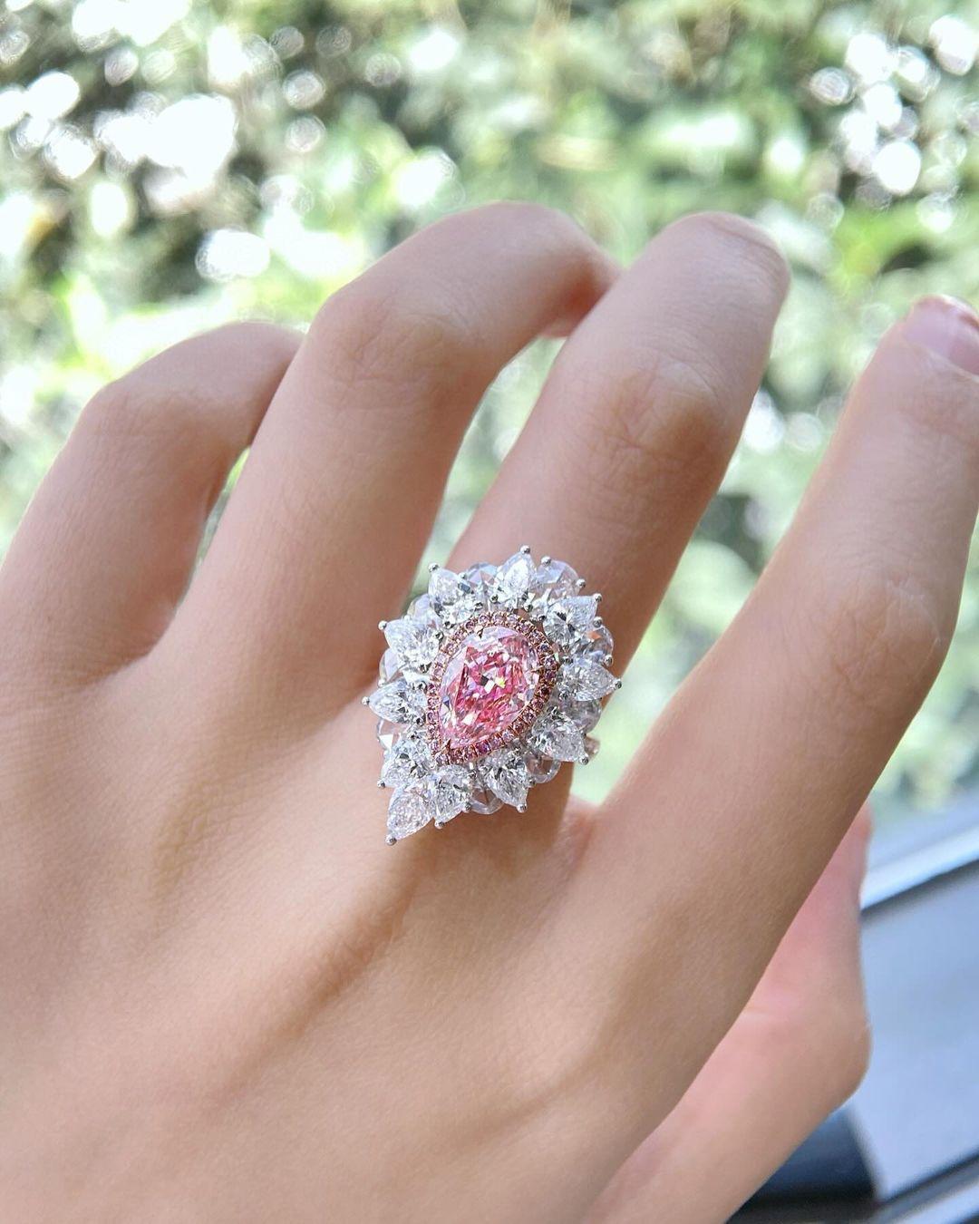 Art Deco GIA Certified 2 Carat VVS1 type IIa Very Light Pink Diamond Halo Cocktail Ring For Sale