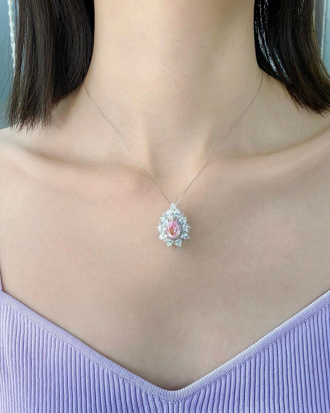 Pear Cut GIA Certified 2 Carat VVS1 type IIa Very Light Pink Diamond Halo Cocktail Ring For Sale