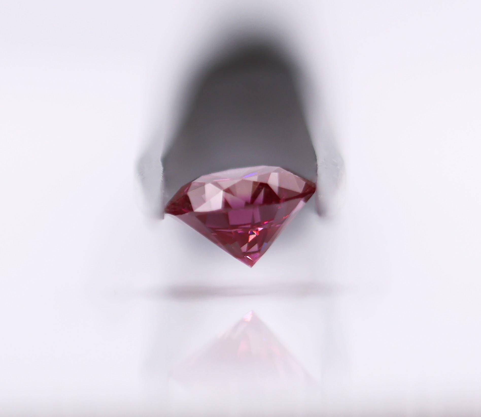 Brilliant Cut GIA Certified 2 Carat VVS2 Deep Purplish Pink Diamond Earth Mined Brilliant 8mm For Sale