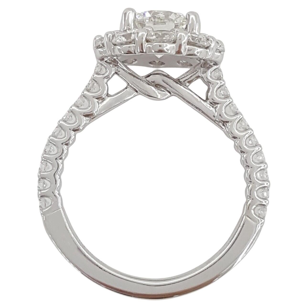 Eleganza senza tempo in fiore 🌸
Innamorati di questo splendido diamante tondo Brilliante da 2,00 carati, colore F, purezza VS1, certificato GIA, incastonato in un'aureola a fiore in platino. Delicatamente circondato da un'aureola di raffinati