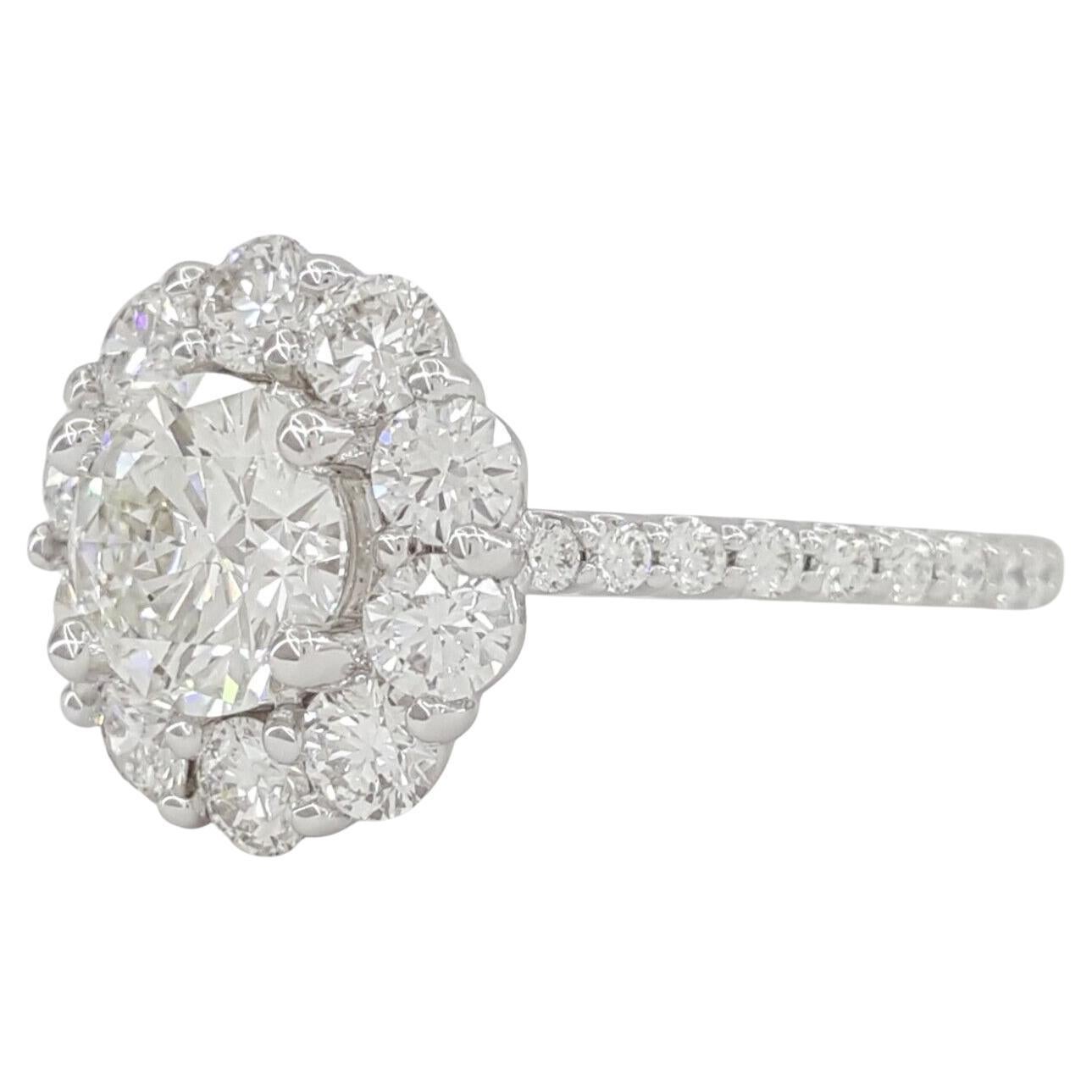 Moderno Certificato GIA da 2 carati. Anello con diamante aureolato taglio Brilliante rotondo con pavé in vendita