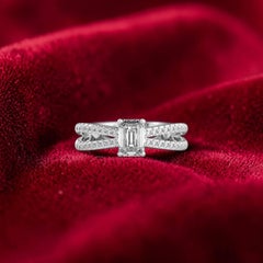 GIA Certified 2 Cts D/VVS1 Emerald Diamond Split Shank Pavé Ring Oro bianco 18K