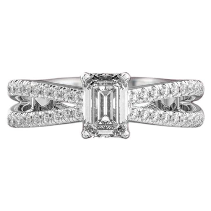 Anillo de oro blanco de 18 quilates con pavé en el cuerpo dividido, con dos diamantes esmeralda de 2 quilates, certificados por el GIA, de calidad D/VVS1
