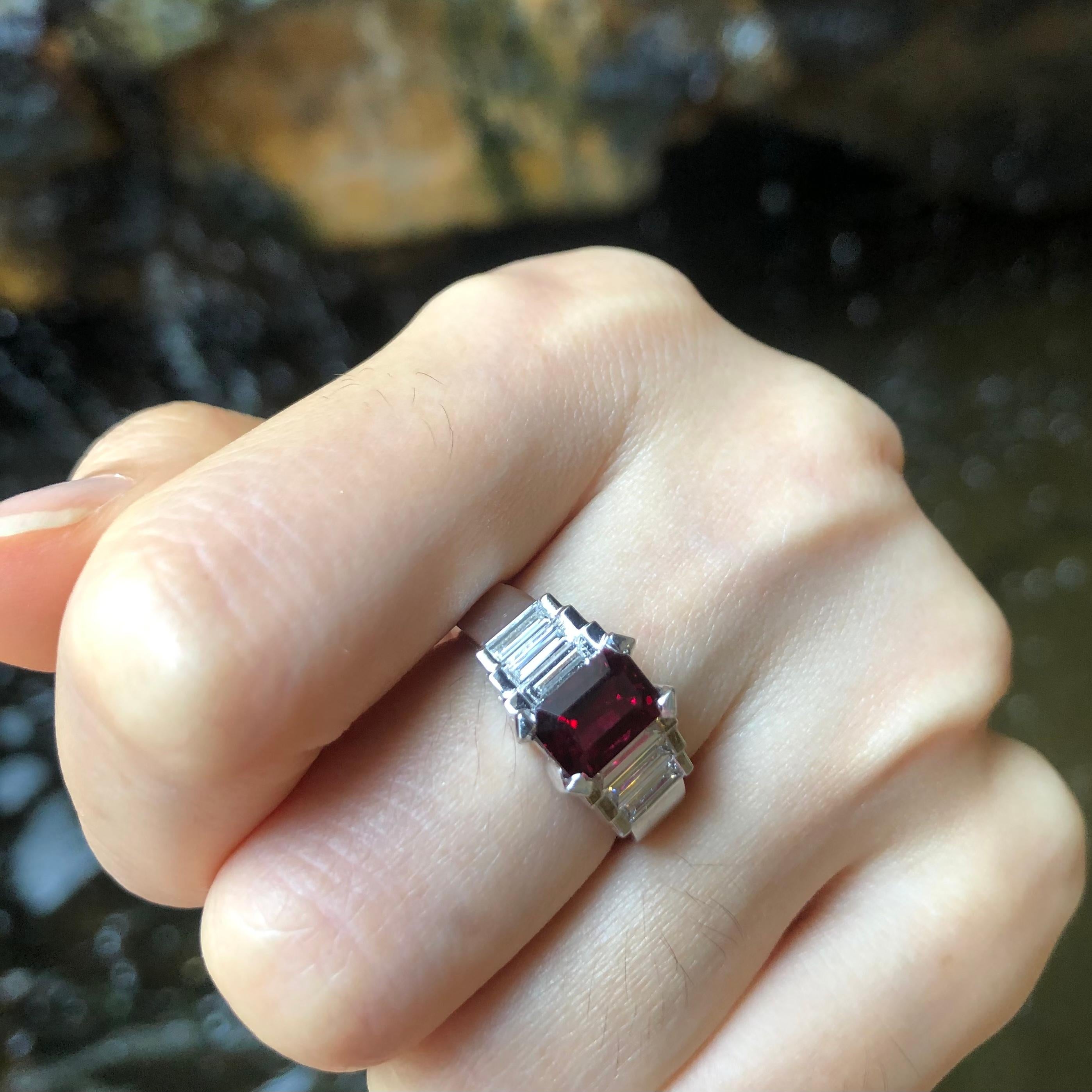 Anello con rubino e diamante certificato GIA da 2 carati con incastonatura in platino 950 in vendita 7