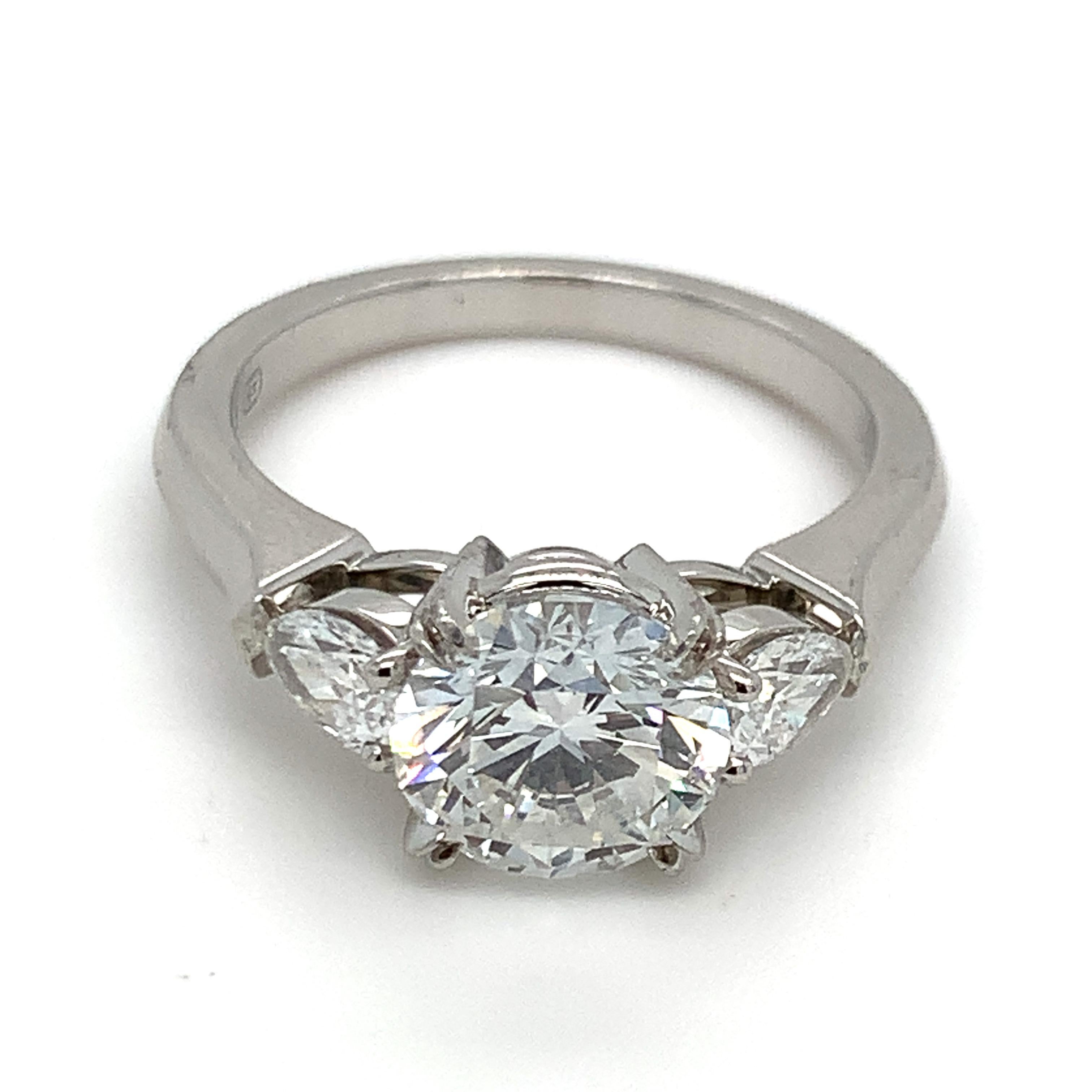 Moderne GIA Certified 2 Ctw Harry Winston Engagement Diamond Ring Platinum Three Stone en vente