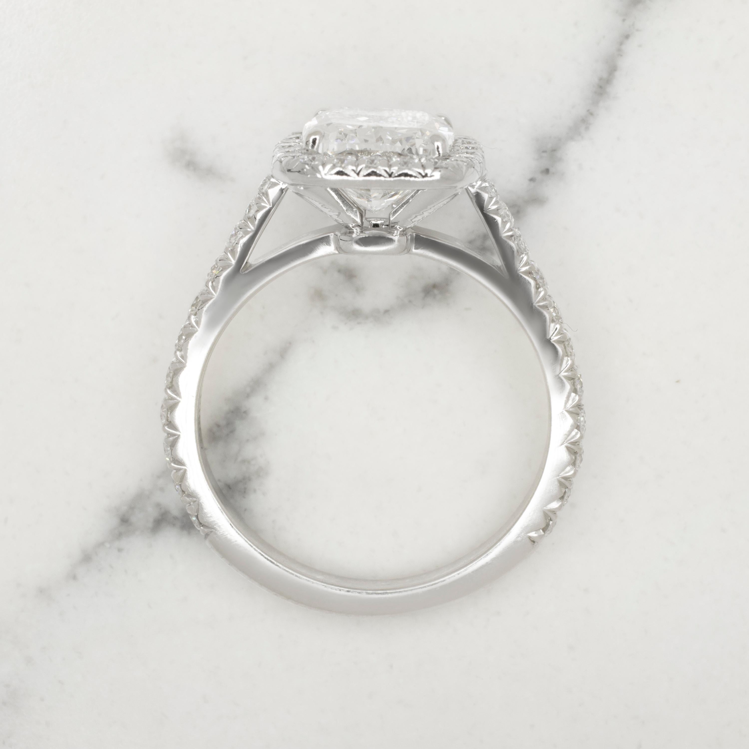 Moderne Bague de fiançailles Halo en diamant taillé en coussin de 2 carats certifiée GIA en vente