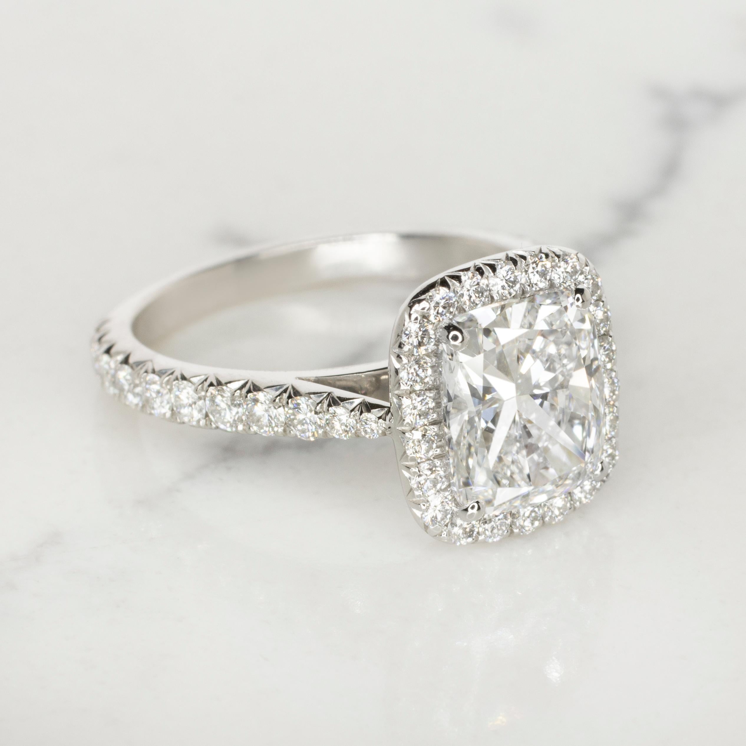Taille ronde Bague de fiançailles Halo en diamant taillé en coussin de 2 carats certifiée GIA en vente