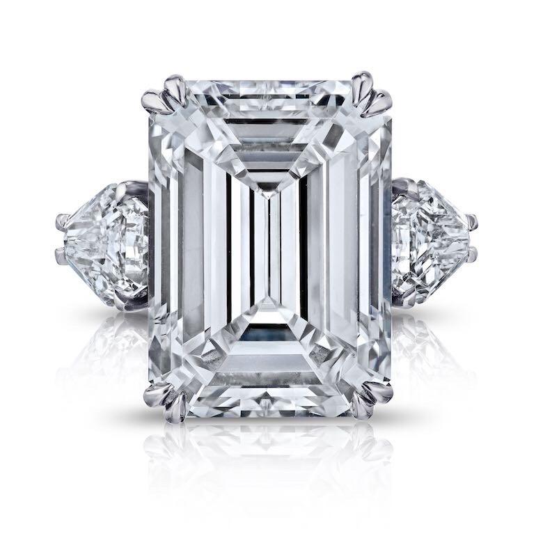 Super ! L'ultime bague en diamant taille émeraude.

Certifié par le GIA comme étant de couleur J et de clarté VS.

Serti de pierres latérales taillées en bouclier