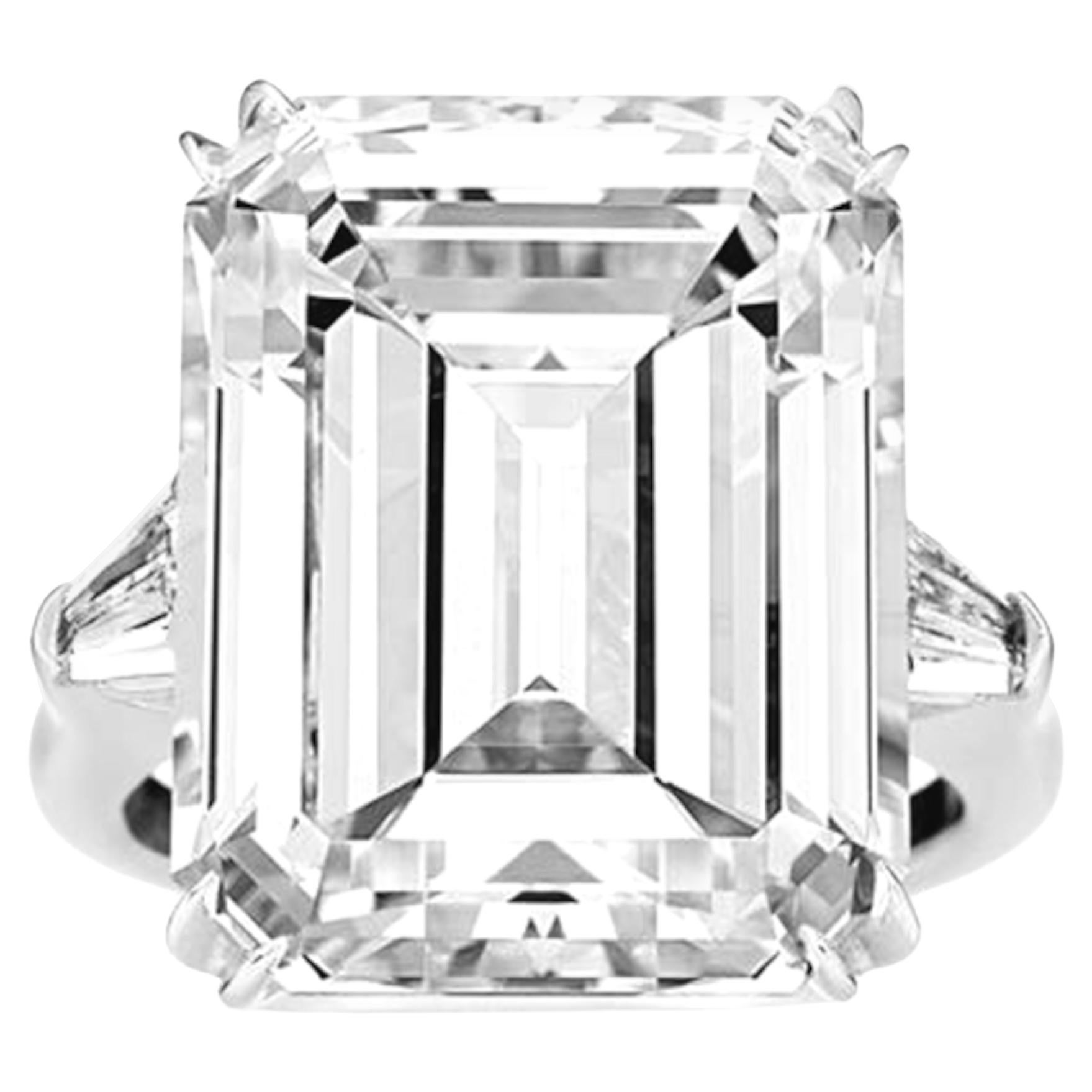 Anillo de diamantes talla esmeralda de 20 quilates certificado por el GIA