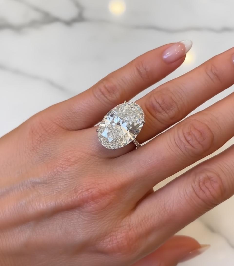 Donna Anello in platino con diamante ovale certificato GIA da 20 carati in vendita