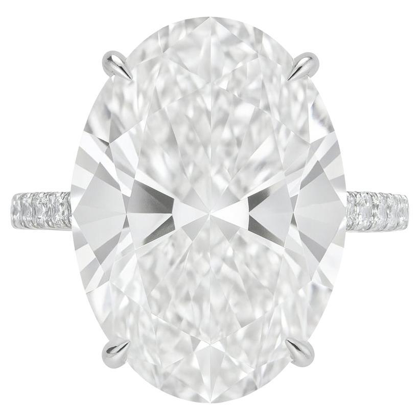 Un anello eccezionalmente raro e impressionante con un diamante brillante ovale certificato GIA da 20,19 carati di straordinaria presenza e luminosità. Classificato di colore J e purezza VS2, il diamante mostra una combinazione meravigliosamente