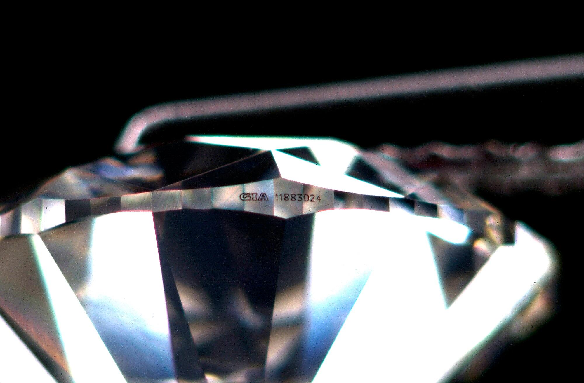 GIA-zertifizierter 2,00-2,05 Karat, G-F/VVS1, Asscher-Schliff, Ausgezeichneter natürlicher Diamant im Zustand „Neu“ im Angebot in Darmstadt, DE