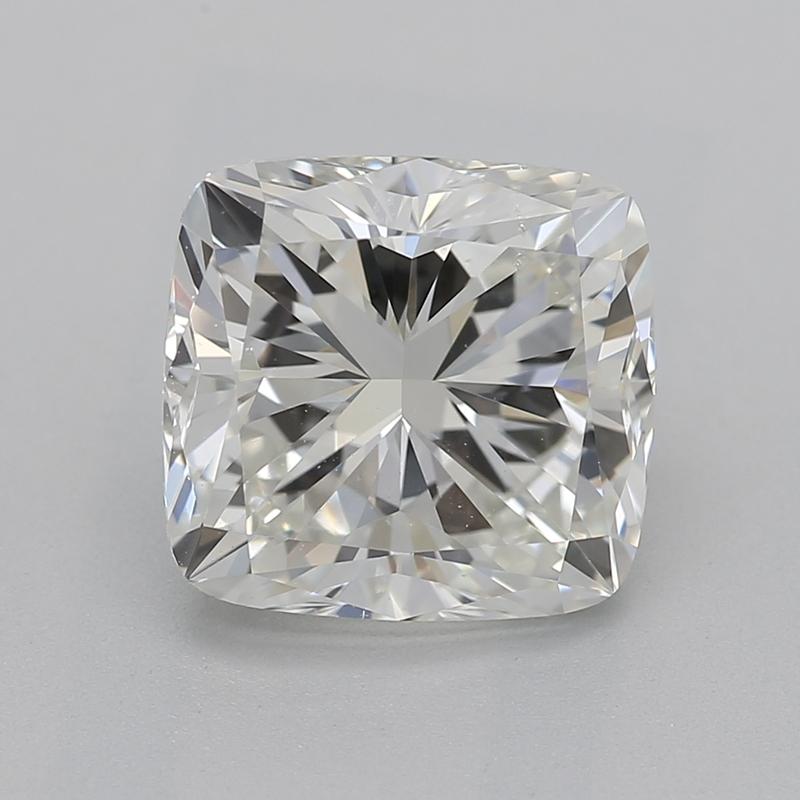 Realizzato a mano a New York, questo squisito anello con diamante presenta un'affascinante pietra centrale a cuscino del peso di 2,00, con una notevole purezza VS2 e una raffinata tonalità J. Realizzato in lussuoso oro bianco, l'anello è una