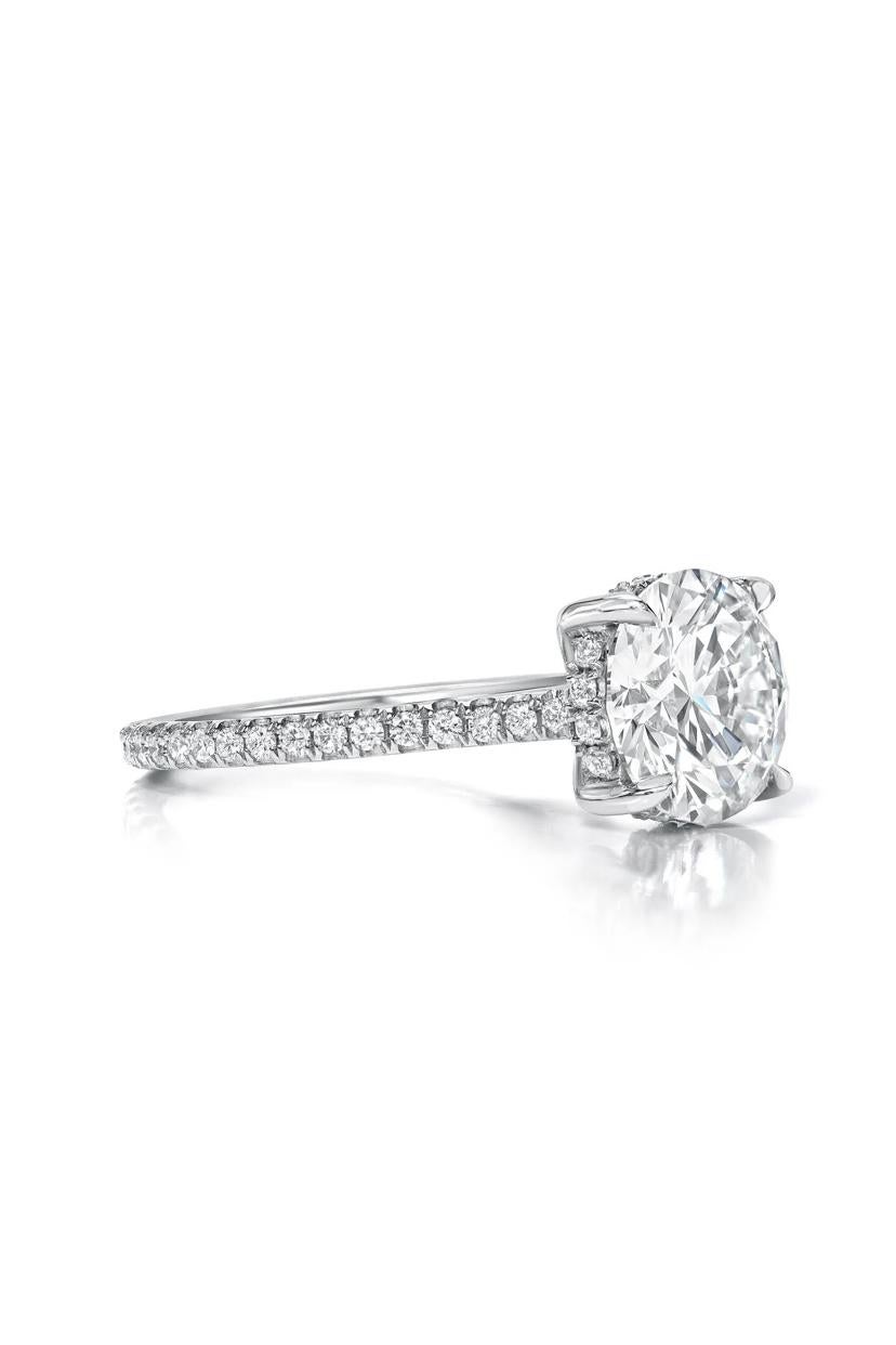Il più famoso e classico stile di anello al mondo... L'anello di fidanzamento con solitario rotondo e brillante.
Eleva la tua bellezza senza tempo e aggiungi un tocco di luce al tuo look.
Lo splendido solitario è realizzato in oro 18 carati con un