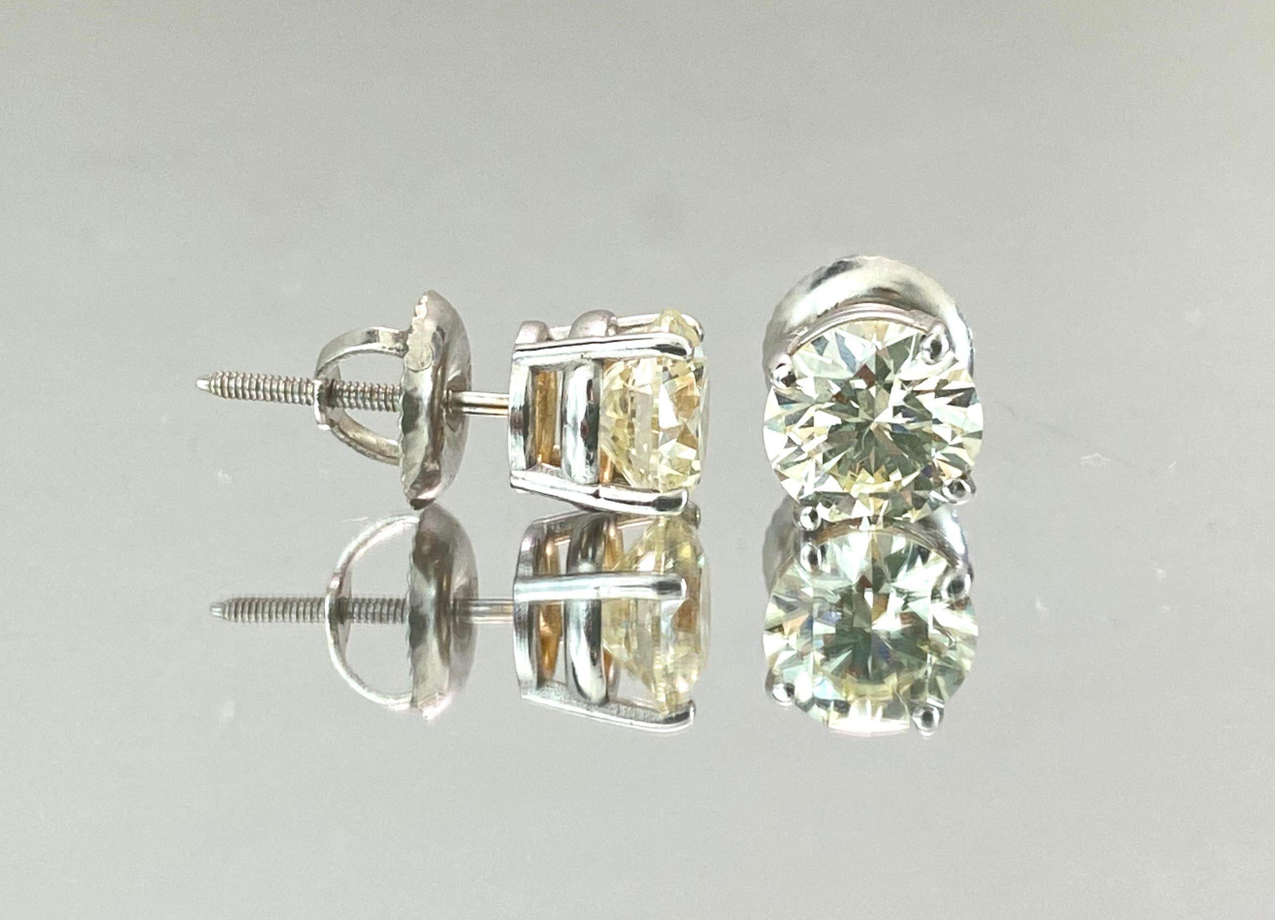 Metal: 14K white gold. 
Total carat weight (TCW) of the diamonds: 2.00 cts.
VS2 clarity - J color yellow diamonds. 
Round brilliant cut diamonds set in prong setting. 

Cut, polish and symmetry is very good. 
This item is certified by a GIA graduate