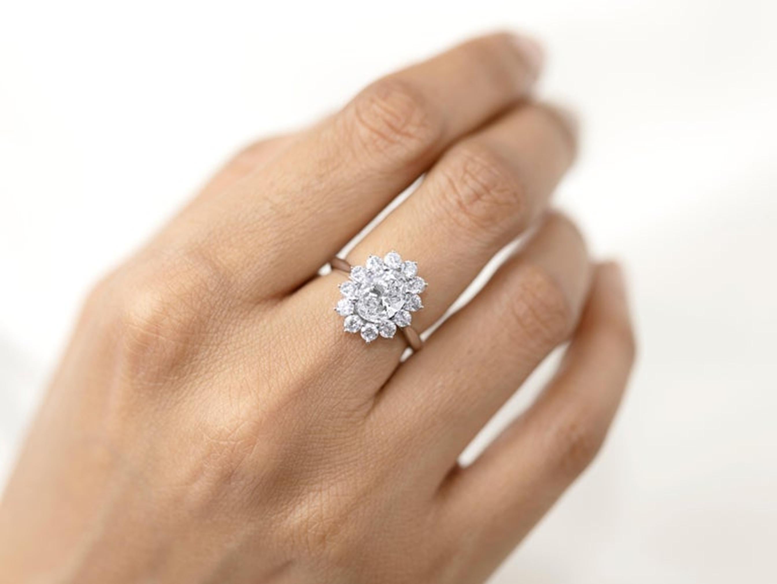 Bague de halo en or blanc 18 carats certifiée GIA et ornée d'un diamant de taille ovale de 2,00 carats E/VS en vente 4