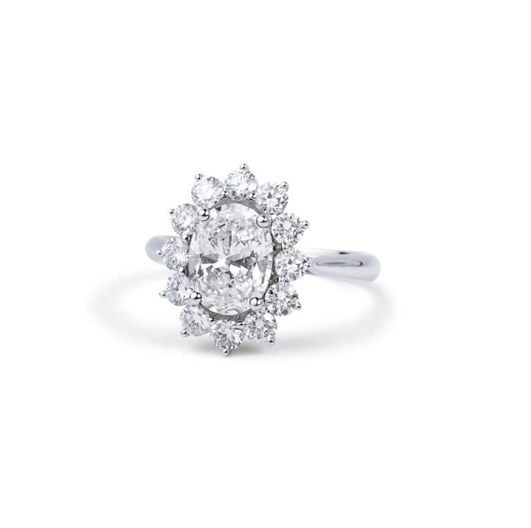 Bague de halo en or blanc 18 carats certifiée GIA et ornée d'un diamant de taille ovale de 2,00 carats E/VS en vente 1