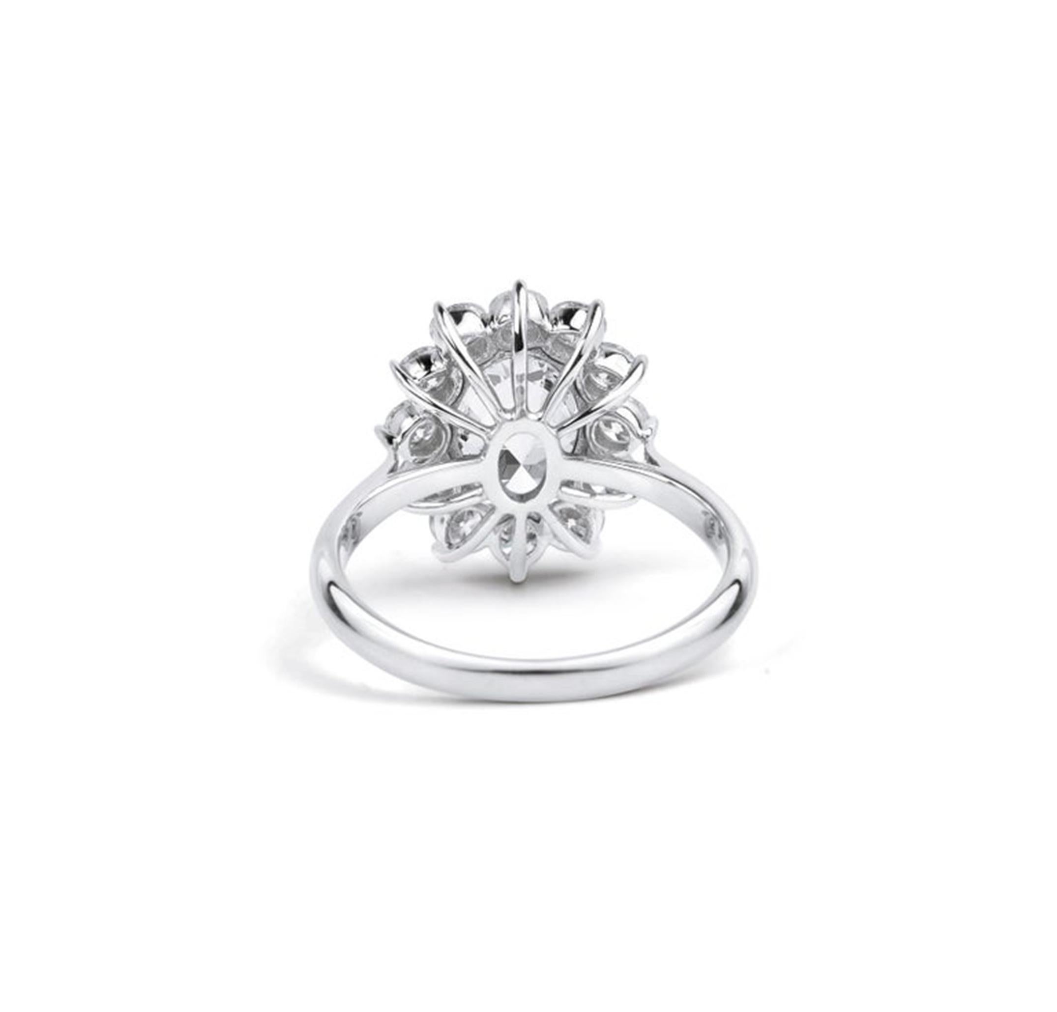 Bague de halo en or blanc 18 carats certifiée GIA et ornée d'un diamant de taille ovale de 2,00 carats E/VS en vente 2