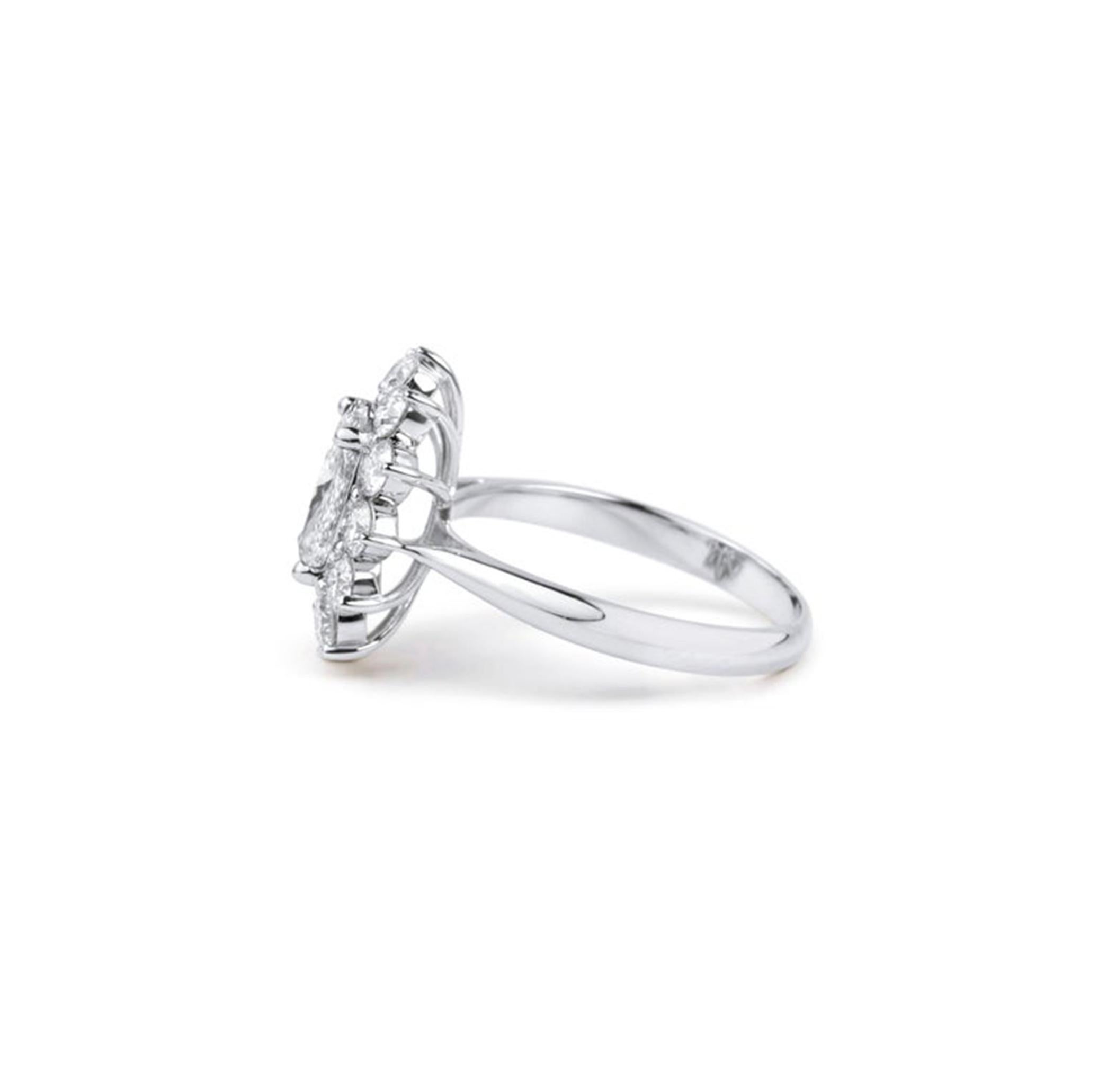 Bague de halo en or blanc 18 carats certifiée GIA et ornée d'un diamant de taille ovale de 2,00 carats E/VS en vente 3