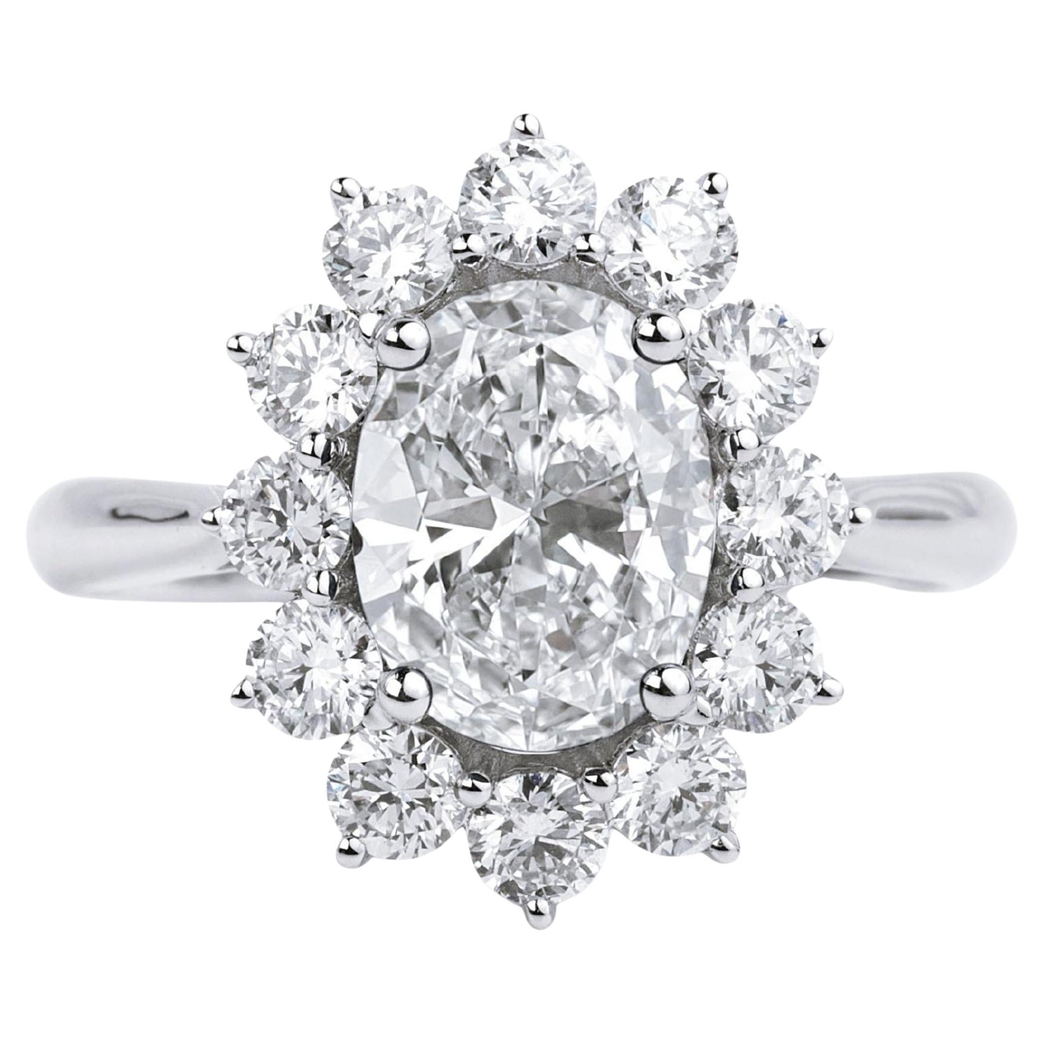 Bague de halo en or blanc 18 carats certifiée GIA et ornée d'un diamant de taille ovale de 2,00 carats E/VS