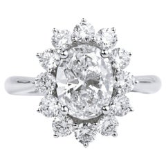 Bague de halo en or blanc 18 carats certifiée GIA et ornée d'un diamant de taille ovale de 2,00 carats E/VS