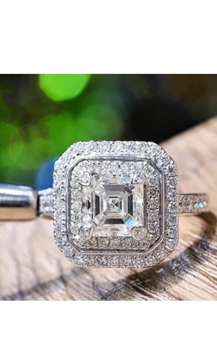 Ein exquisiter Solitär-Diamantring in einem eleganten und raffinierten Design, der mit besonderer Sorgfalt für die Details gefertigt wurde.
Erhöhen Sie Ihre zeitlose Schönheit und verleihen Sie sich selbst einen Hauch von Charme und
