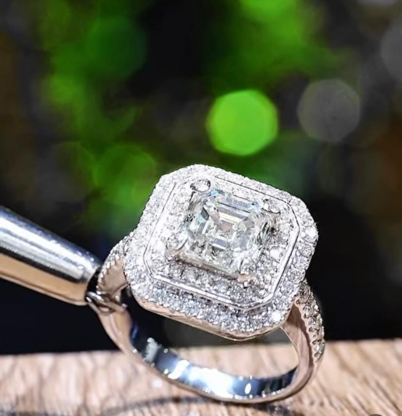 GIA-zertifizierter 2,00 Karat F/VS1 Asscher-Diamantring aus 18 Karat Gold mit Asscher-Form im Zustand „Neu“ im Angebot in Massafra, IT
