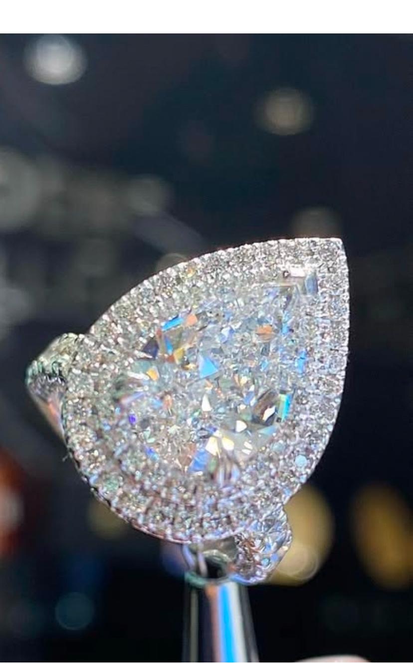 Une magnifique bague de fiançailles en forme de poire avec un double halo de diamants.
Élevez votre beauté intemporelle et ajoutez une touche de lumière et de sophistication à votre look. 
Magnifique bague en or 18k sertie d'un diamant Nature de