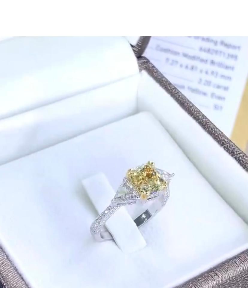 Un exclusivo anillo de Diamantes de Fantasía de diseño contemporáneo, de estilo tan refinado y elegante, una belleza atemporal .
Impresionante anillo de oro de 18 quilates con un diamante amarillo pardusco de 2,00 quilates, claridad SI1, certificado