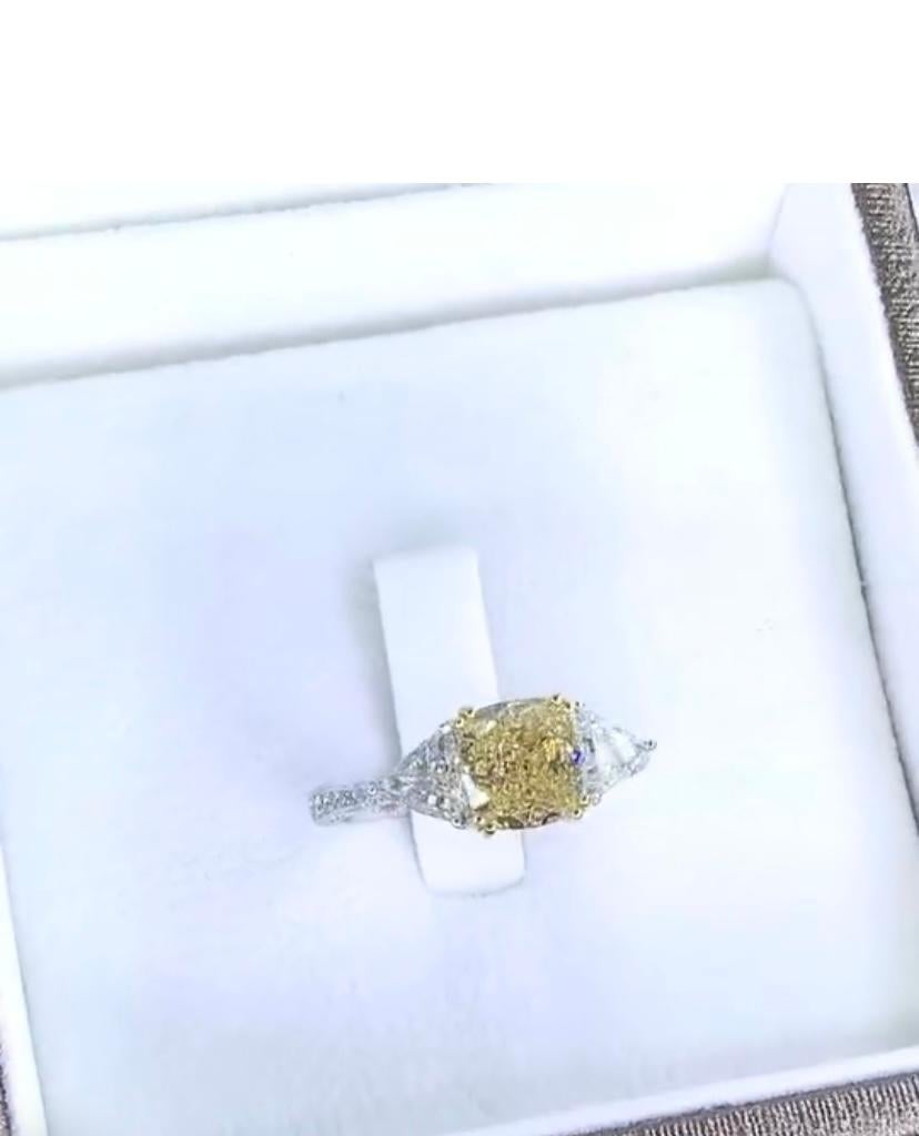 Diamante amarillo pardusco de fantasía de 2,00 quilates certificado por GIA Oro de 18 quilates Corte cojín en venta