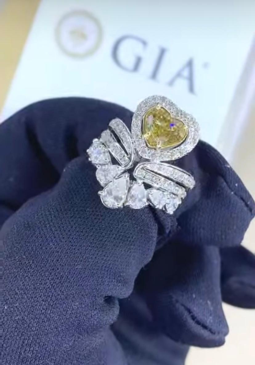 GIA Certified 2.00 Carat Fancy Brownish Greenish Yellow Diamond 18K Gold Ring In New Condition For Sale In Massafra, IT