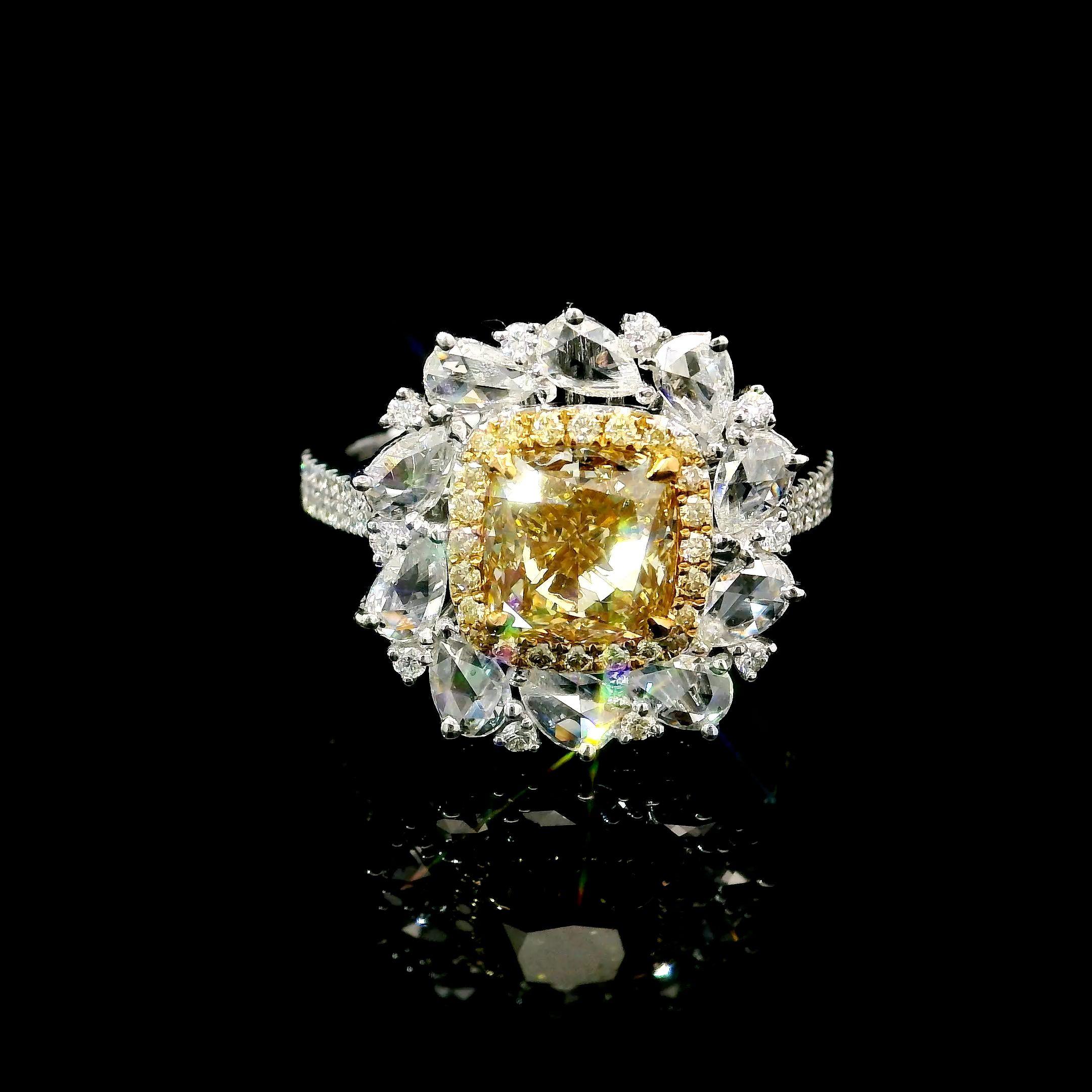 Anello in oro bianco 18 carati con diamanti
  
  Colore e caratura dell'oro: Oro bianco 18kt
  Peso: 5.17 grammi
  
  Imposta con...
  Tipo di pietra: Diamanti
  Forma: Cuscino
  Carati: 2,00
  Colore: Giallo brunastro fantasia
  Chiarezza: VS2
  
 